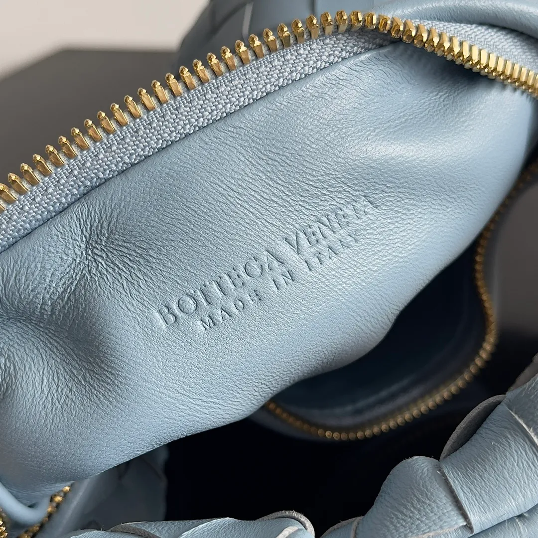 Batch 1120 Bottega veneta͙.——The latest braided and knotted hobo🔥 The top-grade lambskin leather is very soft, the bag shape is unique, practical and durable. It retains the traditional weaving elements while being a bit more flamboyant ~ Made of hand-woven sheepskin, zipper opening and closing, curved seamless structure, effortless to match. Highly recommended⚠️⚠️⚠️ The highest-end in the market🌈 Welcome to compare [Factory equipped with full package] size: 23x15x5cm.   Model: 651876